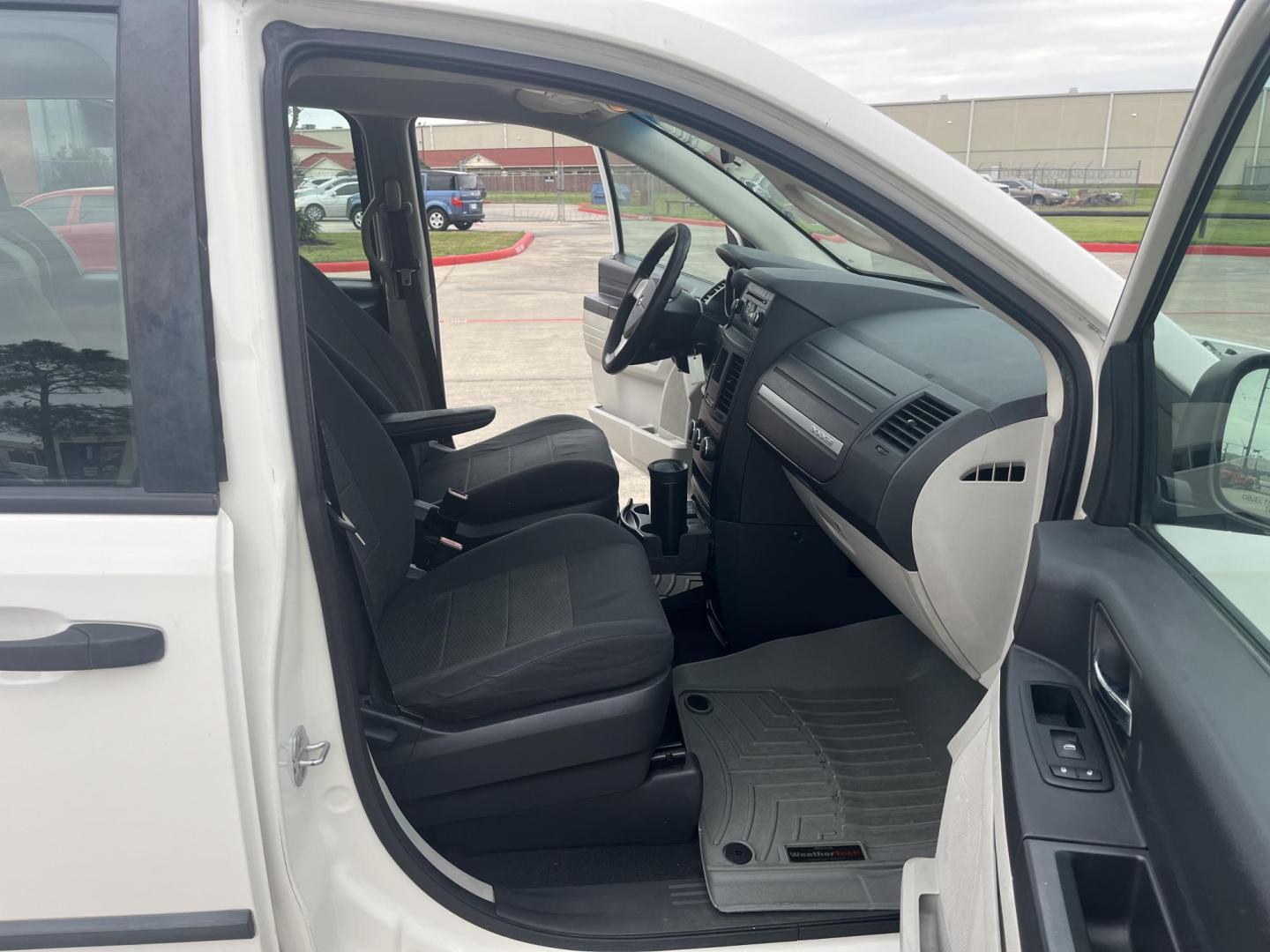 2008 white /black Dodge Grand Caravan SE (1D8HN44H38B) with an 3.3L V6 OHV 12V engine, 4-Speed Automatic Overdrive transmission, located at 14700 Tomball Parkway 249, Houston, TX, 77086, (281) 444-2200, 29.928619, -95.504074 - Photo#10