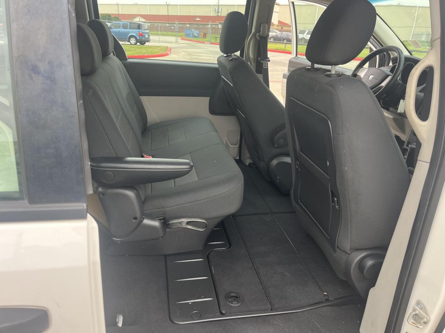 2008 white /black Dodge Grand Caravan SE (1D8HN44H38B) with an 3.3L V6 OHV 12V engine, 4-Speed Automatic Overdrive transmission, located at 14700 Tomball Parkway 249, Houston, TX, 77086, (281) 444-2200, 29.928619, -95.504074 - Photo#12