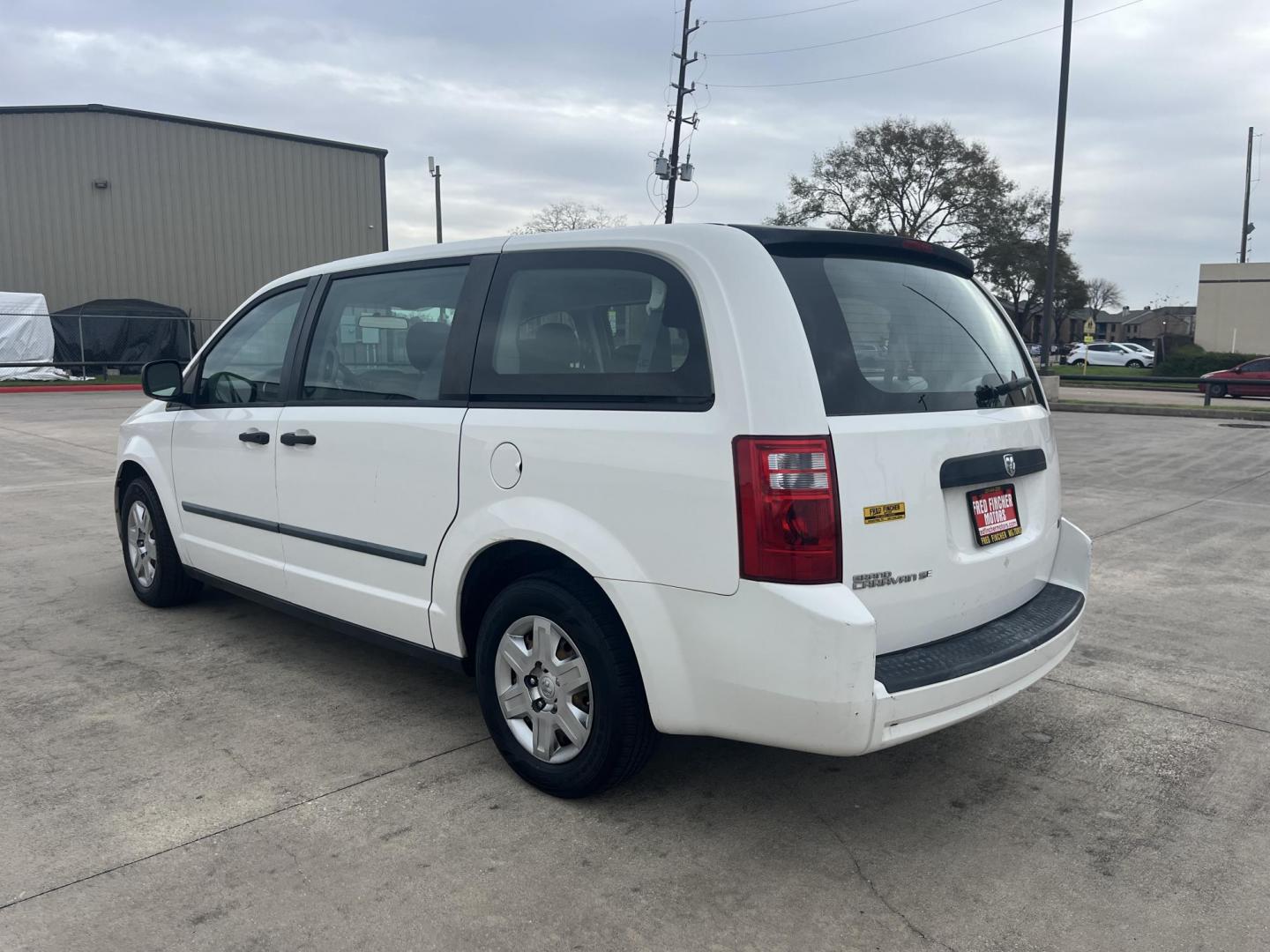 2008 white /black Dodge Grand Caravan SE (1D8HN44H38B) with an 3.3L V6 OHV 12V engine, 4-Speed Automatic Overdrive transmission, located at 14700 Tomball Parkway 249, Houston, TX, 77086, (281) 444-2200, 29.928619, -95.504074 - Photo#3