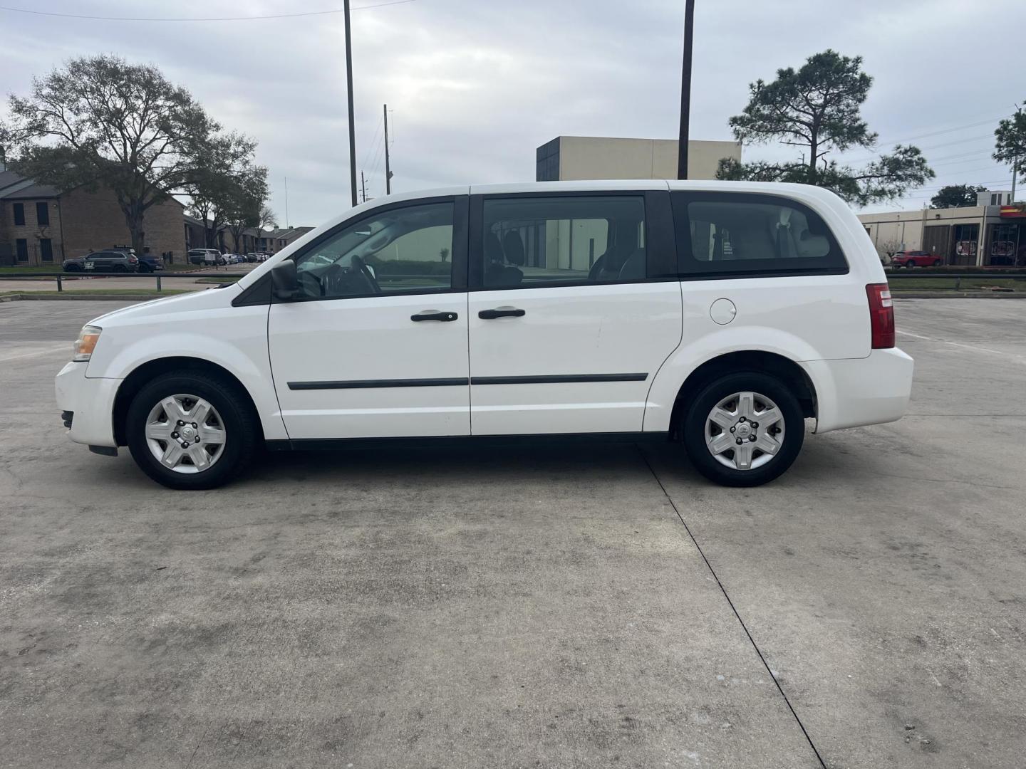 2008 white /black Dodge Grand Caravan SE (1D8HN44H38B) with an 3.3L V6 OHV 12V engine, 4-Speed Automatic Overdrive transmission, located at 14700 Tomball Parkway 249, Houston, TX, 77086, (281) 444-2200, 29.928619, -95.504074 - Photo#4
