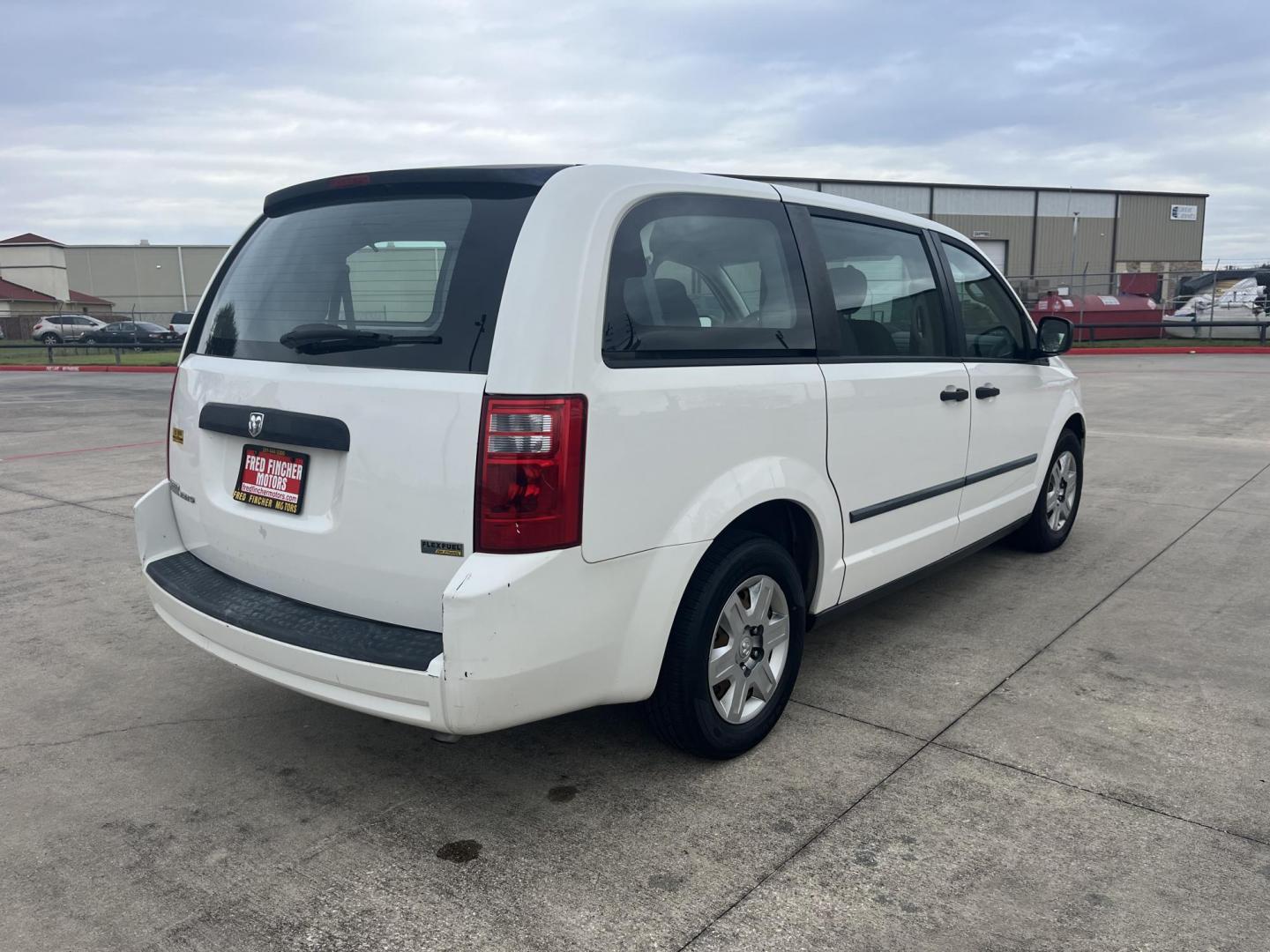 2008 white /black Dodge Grand Caravan SE (1D8HN44H38B) with an 3.3L V6 OHV 12V engine, 4-Speed Automatic Overdrive transmission, located at 14700 Tomball Parkway 249, Houston, TX, 77086, (281) 444-2200, 29.928619, -95.504074 - Photo#5