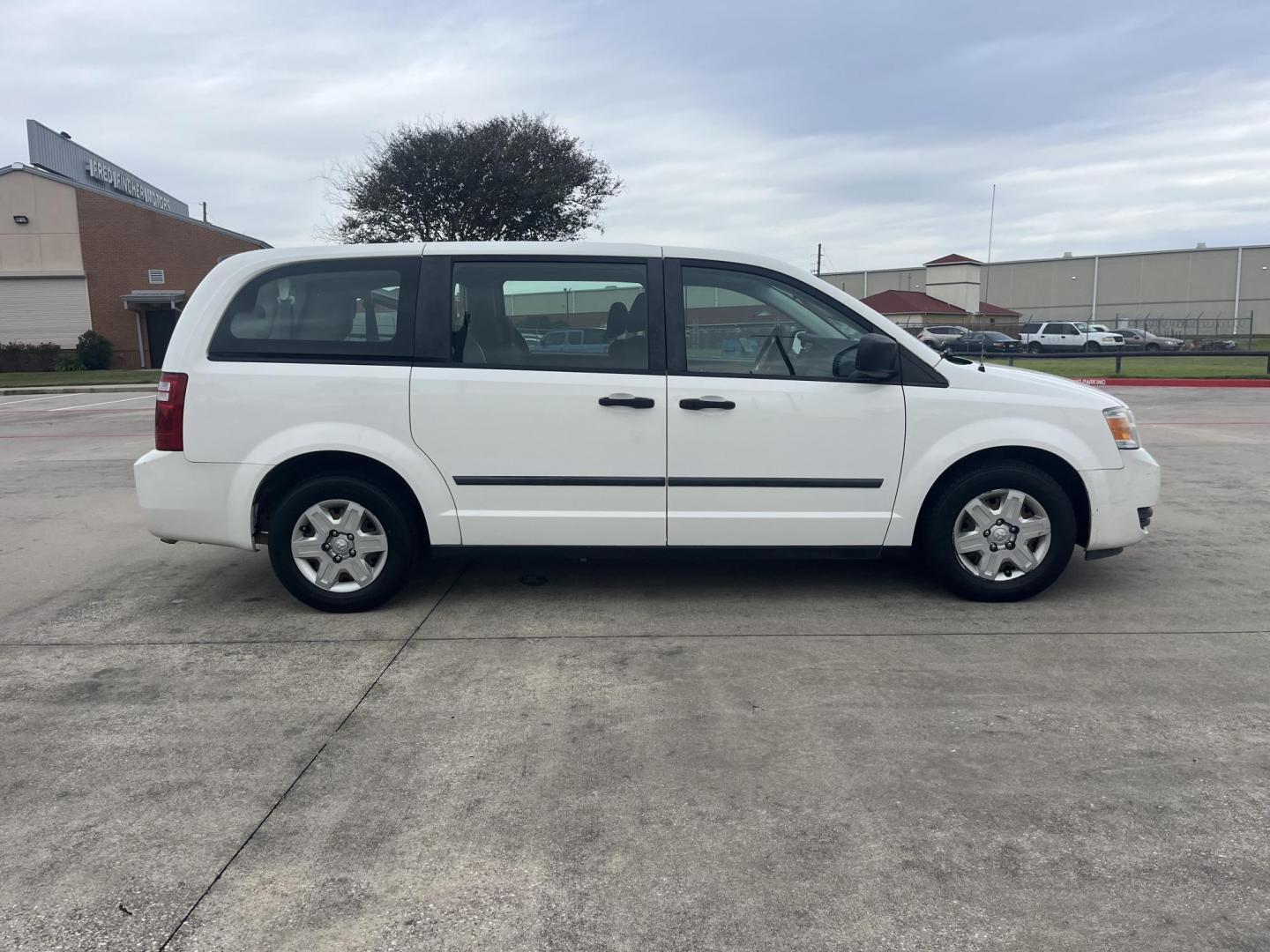 2008 white /black Dodge Grand Caravan SE (1D8HN44H38B) with an 3.3L V6 OHV 12V engine, 4-Speed Automatic Overdrive transmission, located at 14700 Tomball Parkway 249, Houston, TX, 77086, (281) 444-2200, 29.928619, -95.504074 - Photo#6