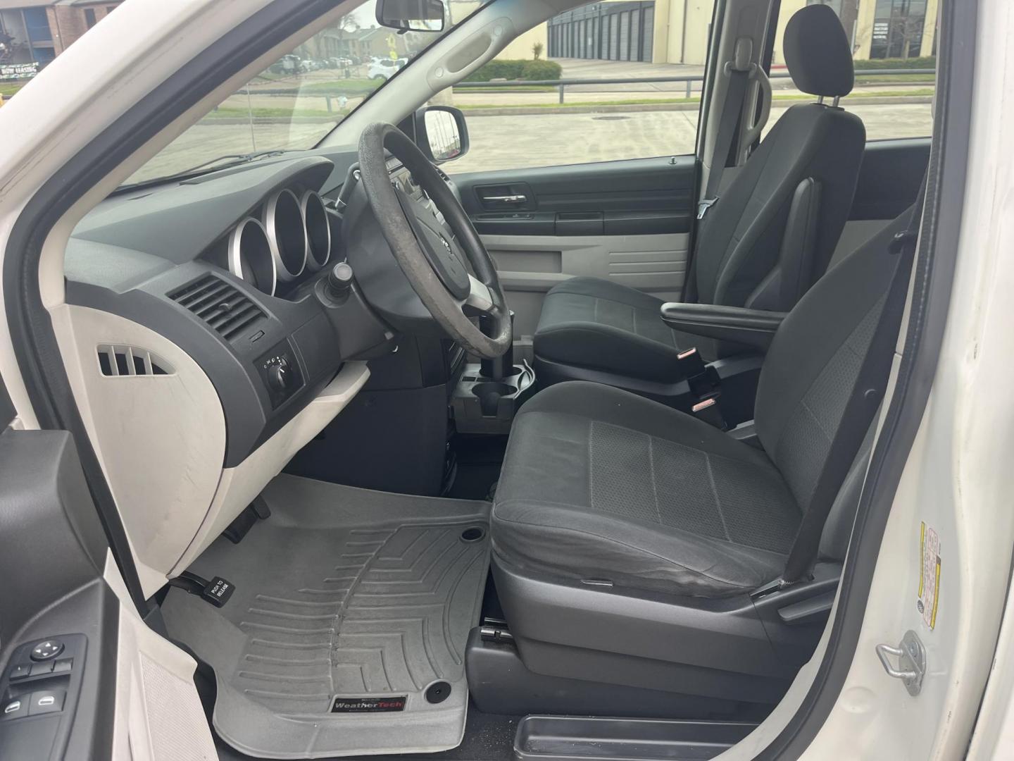 2008 white /black Dodge Grand Caravan SE (1D8HN44H38B) with an 3.3L V6 OHV 12V engine, 4-Speed Automatic Overdrive transmission, located at 14700 Tomball Parkway 249, Houston, TX, 77086, (281) 444-2200, 29.928619, -95.504074 - Photo#8