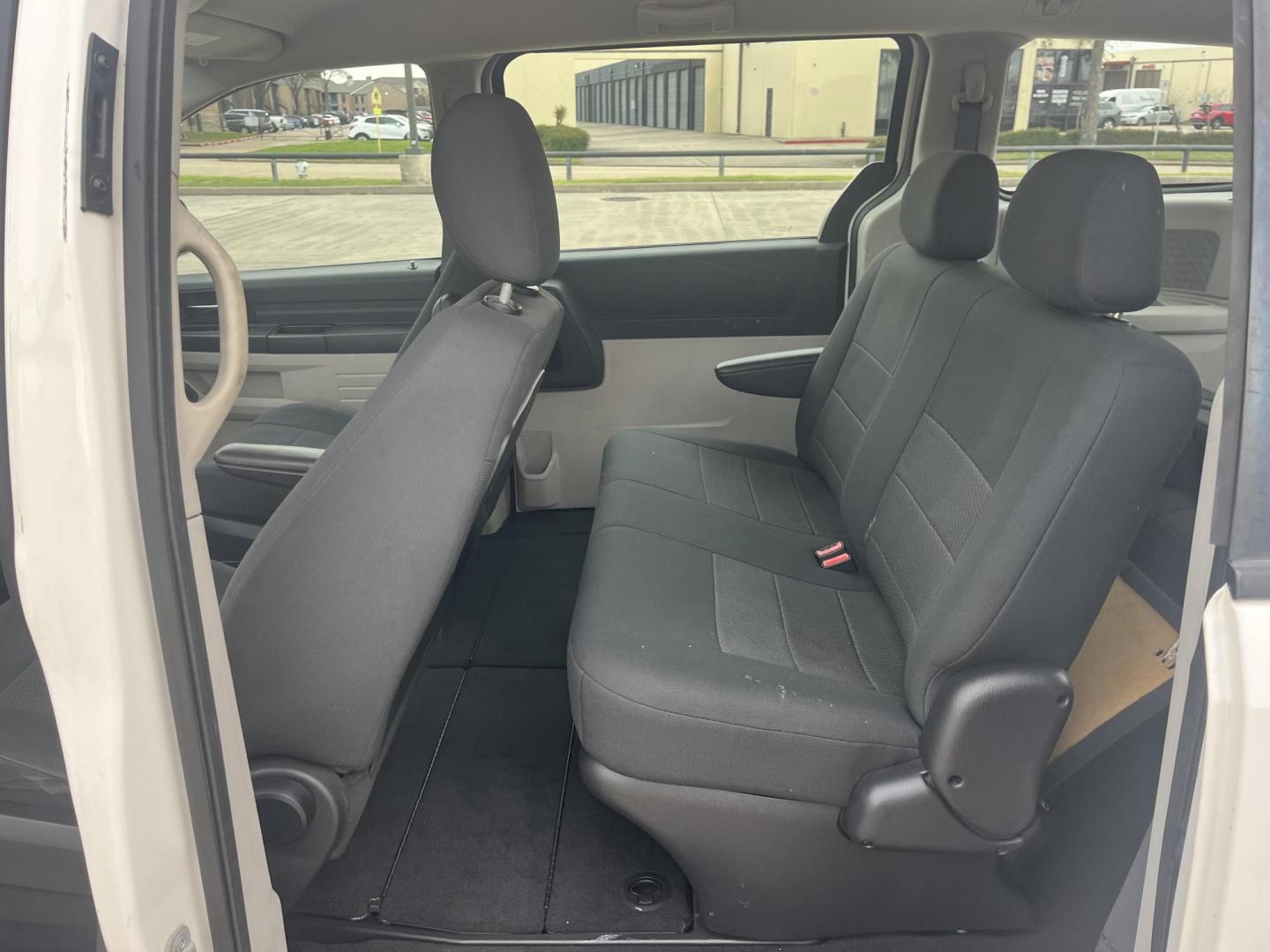 2008 white /black Dodge Grand Caravan SE (1D8HN44H38B) with an 3.3L V6 OHV 12V engine, 4-Speed Automatic Overdrive transmission, located at 14700 Tomball Parkway 249, Houston, TX, 77086, (281) 444-2200, 29.928619, -95.504074 - Photo#9