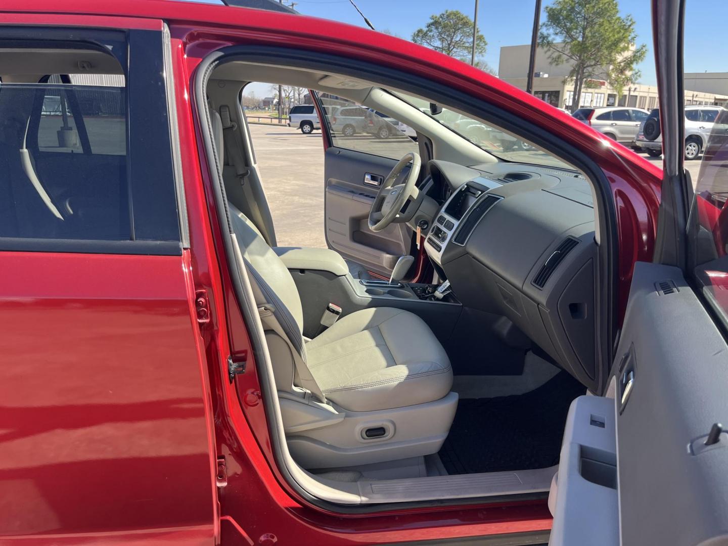 2010 red /black Ford Edge SEL FWD (2FMDK3JC3AB) with an 3.5L V6 DOHC 24V engine, 6-Speed Automatic transmission, located at 14700 Tomball Parkway 249, Houston, TX, 77086, (281) 444-2200, 29.928619, -95.504074 - Photo#11