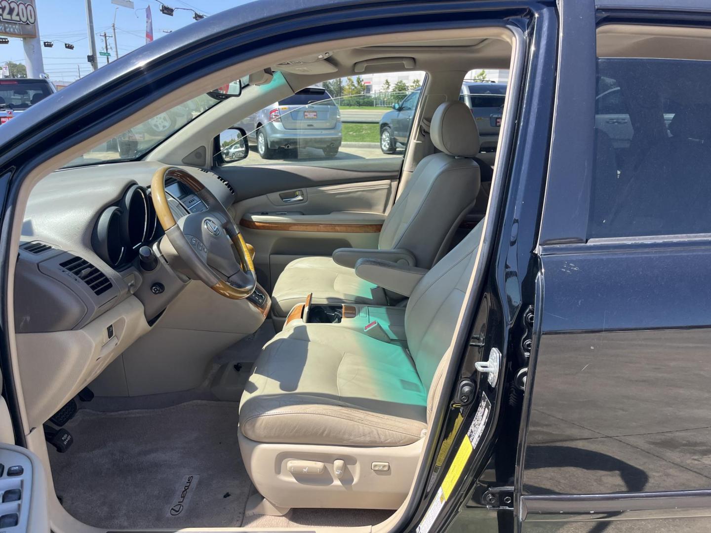 2007 black /gray Lexus RX 350 FWD (2T2GK31U27C) with an 3.5L V6 DOHC 24V engine, 5-Speed Automatic Overdrive transmission, located at 14700 Tomball Parkway 249, Houston, TX, 77086, (281) 444-2200, 29.928619, -95.504074 - Photo#8