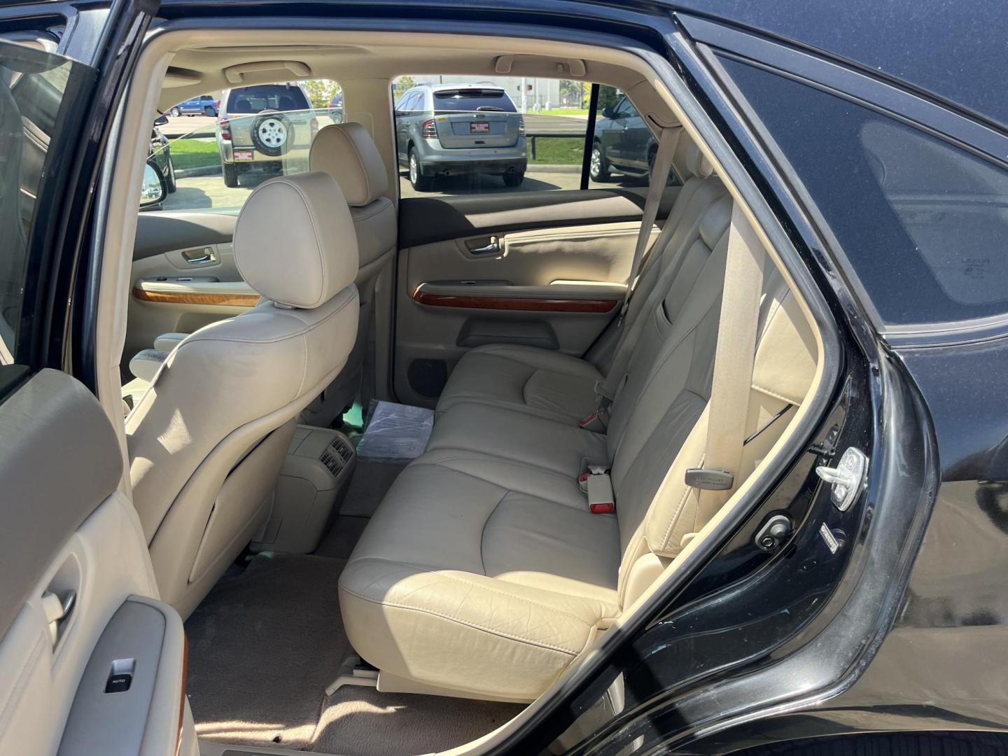2007 black /gray Lexus RX 350 FWD (2T2GK31U27C) with an 3.5L V6 DOHC 24V engine, 5-Speed Automatic Overdrive transmission, located at 14700 Tomball Parkway 249, Houston, TX, 77086, (281) 444-2200, 29.928619, -95.504074 - Photo#9