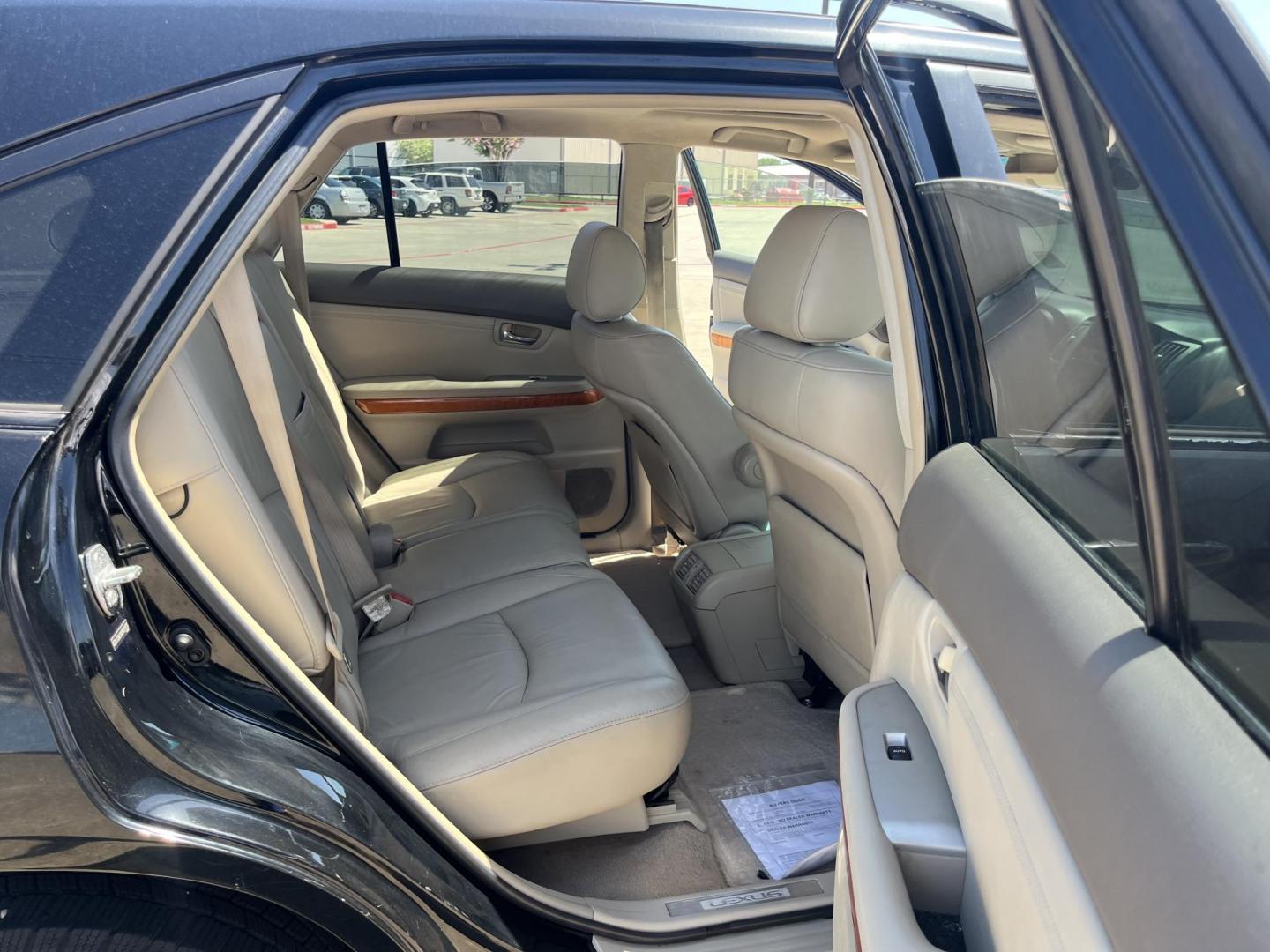 2007 black /gray Lexus RX 350 FWD (2T2GK31U27C) with an 3.5L V6 DOHC 24V engine, 5-Speed Automatic Overdrive transmission, located at 14700 Tomball Parkway 249, Houston, TX, 77086, (281) 444-2200, 29.928619, -95.504074 - Photo#12