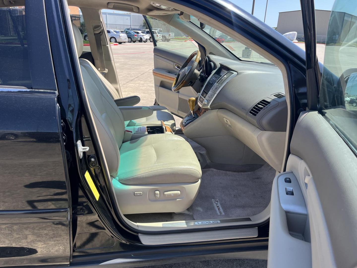 2007 black /gray Lexus RX 350 FWD (2T2GK31U27C) with an 3.5L V6 DOHC 24V engine, 5-Speed Automatic Overdrive transmission, located at 14700 Tomball Parkway 249, Houston, TX, 77086, (281) 444-2200, 29.928619, -95.504074 - Photo#11