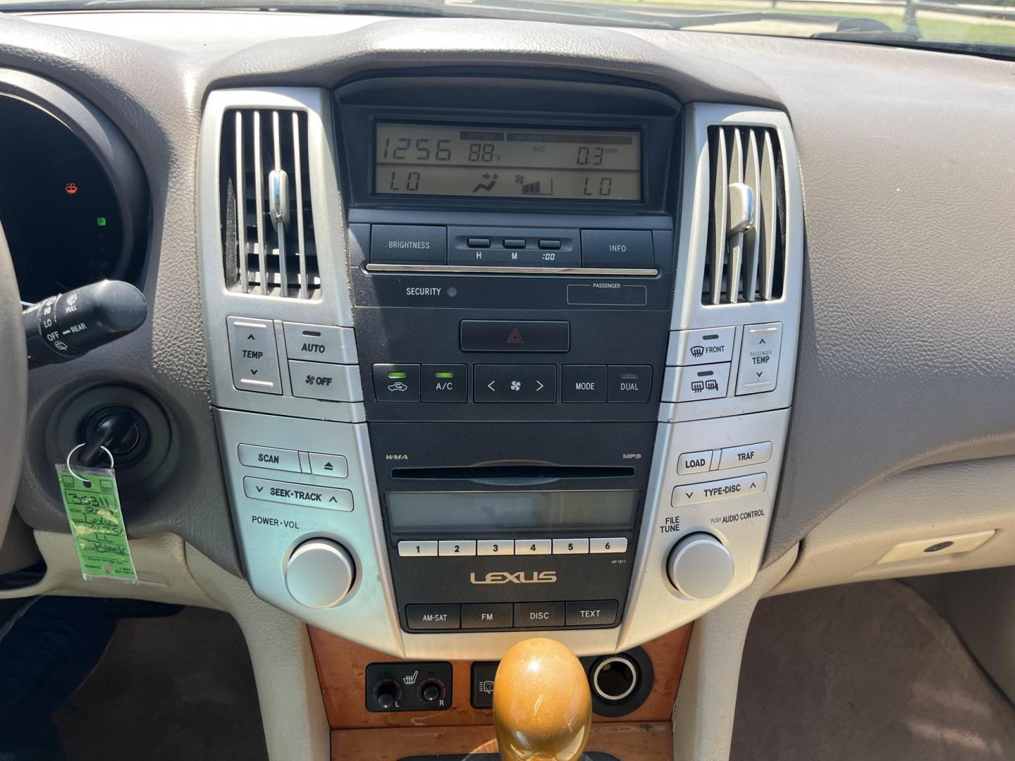 2007 black /gray Lexus RX 350 FWD (2T2GK31U27C) with an 3.5L V6 DOHC 24V engine, 5-Speed Automatic Overdrive transmission, located at 14700 Tomball Parkway 249, Houston, TX, 77086, (281) 444-2200, 29.928619, -95.504074 - Photo#15