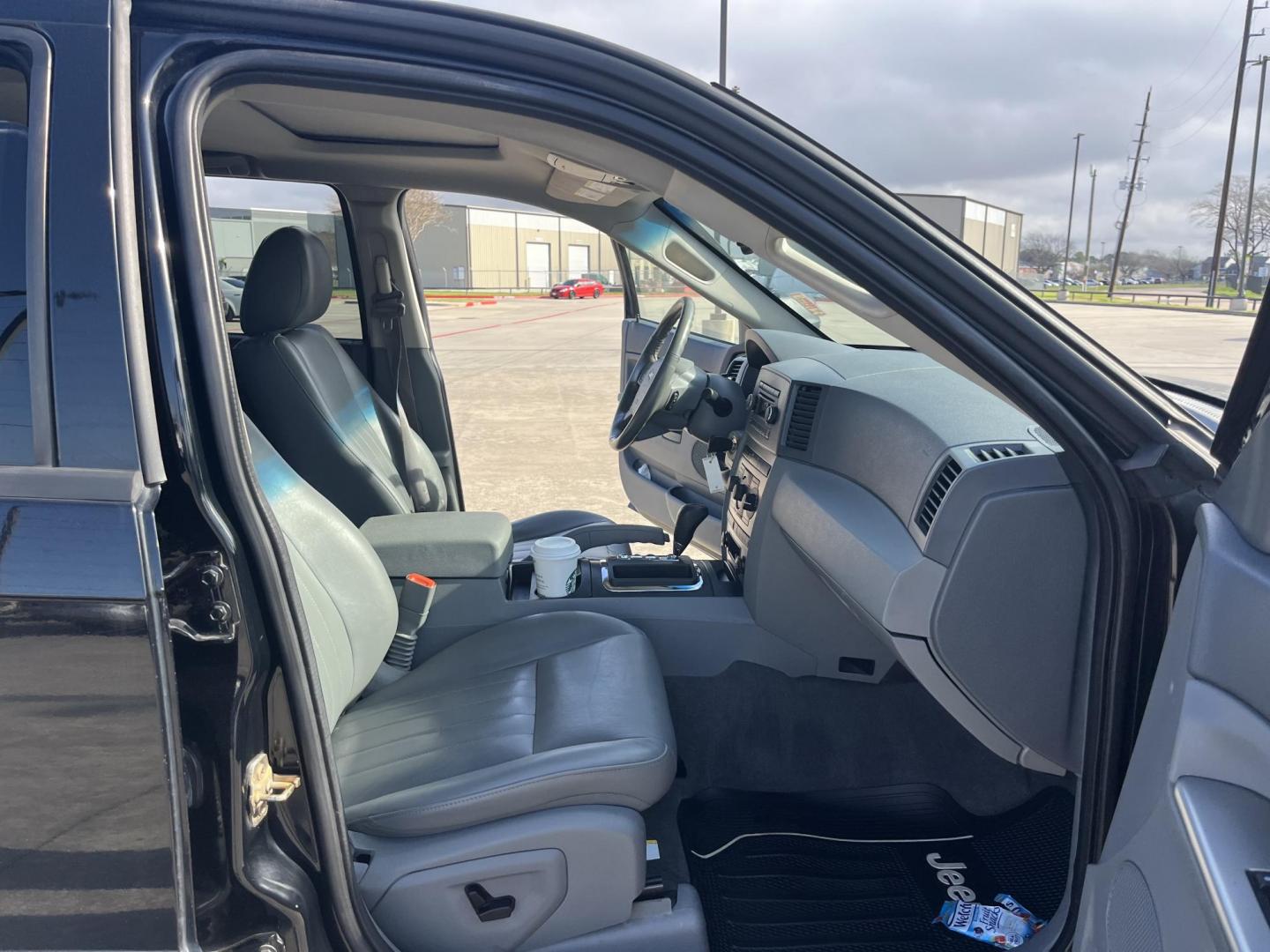 2006 black /black Jeep Grand Cherokee Laredo 2WD (1J4HS48N56C) with an 4.7L V8 SOHC 16V engine, 5-Speed Automatic Overdrive transmission, located at 14700 Tomball Parkway 249, Houston, TX, 77086, (281) 444-2200, 29.928619, -95.504074 - Photo#11