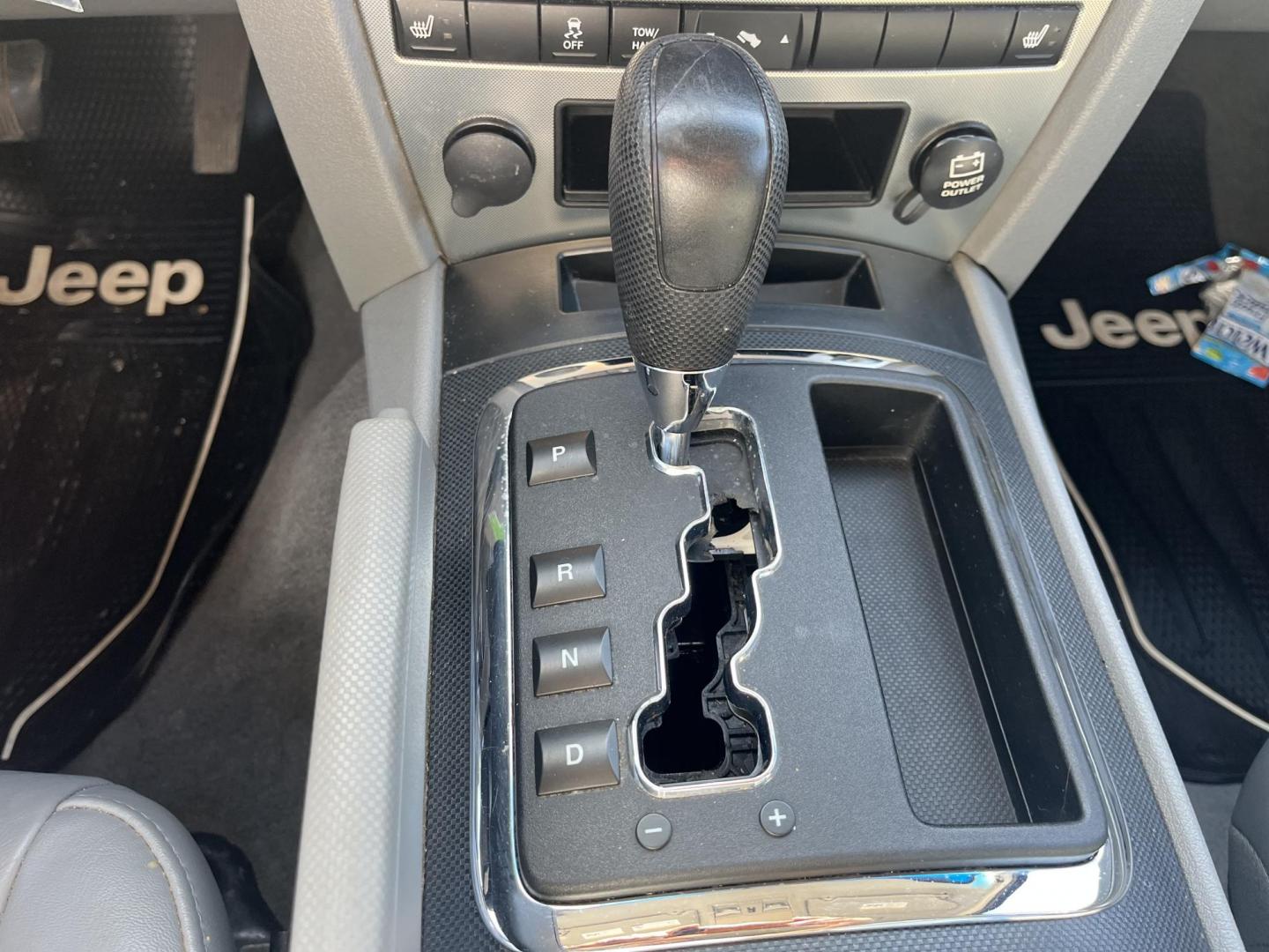 2006 black /black Jeep Grand Cherokee Laredo 2WD (1J4HS48N56C) with an 4.7L V8 SOHC 16V engine, 5-Speed Automatic Overdrive transmission, located at 14700 Tomball Parkway 249, Houston, TX, 77086, (281) 444-2200, 29.928619, -95.504074 - Photo#13