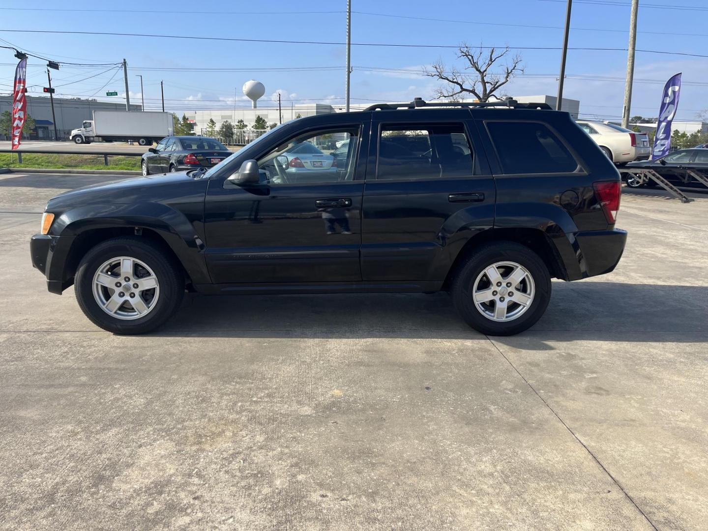 2006 black /black Jeep Grand Cherokee Laredo 2WD (1J4HS48N56C) with an 4.7L V8 SOHC 16V engine, 5-Speed Automatic Overdrive transmission, located at 14700 Tomball Parkway 249, Houston, TX, 77086, (281) 444-2200, 29.928619, -95.504074 - Photo#3
