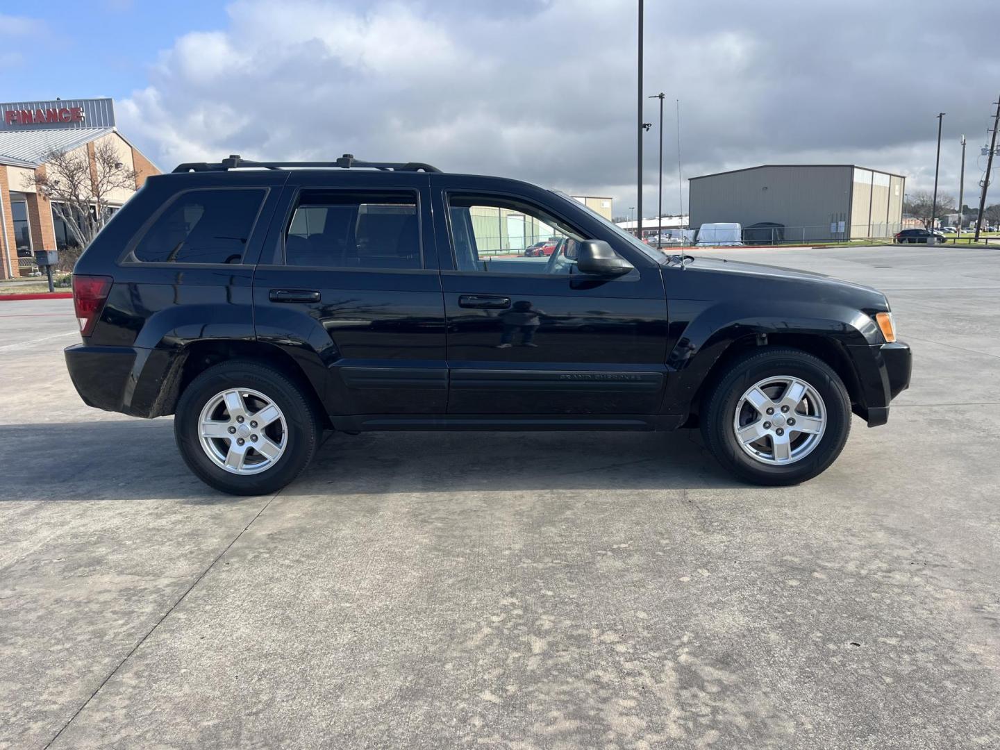 2006 black /black Jeep Grand Cherokee Laredo 2WD (1J4HS48N56C) with an 4.7L V8 SOHC 16V engine, 5-Speed Automatic Overdrive transmission, located at 14700 Tomball Parkway 249, Houston, TX, 77086, (281) 444-2200, 29.928619, -95.504074 - Photo#7
