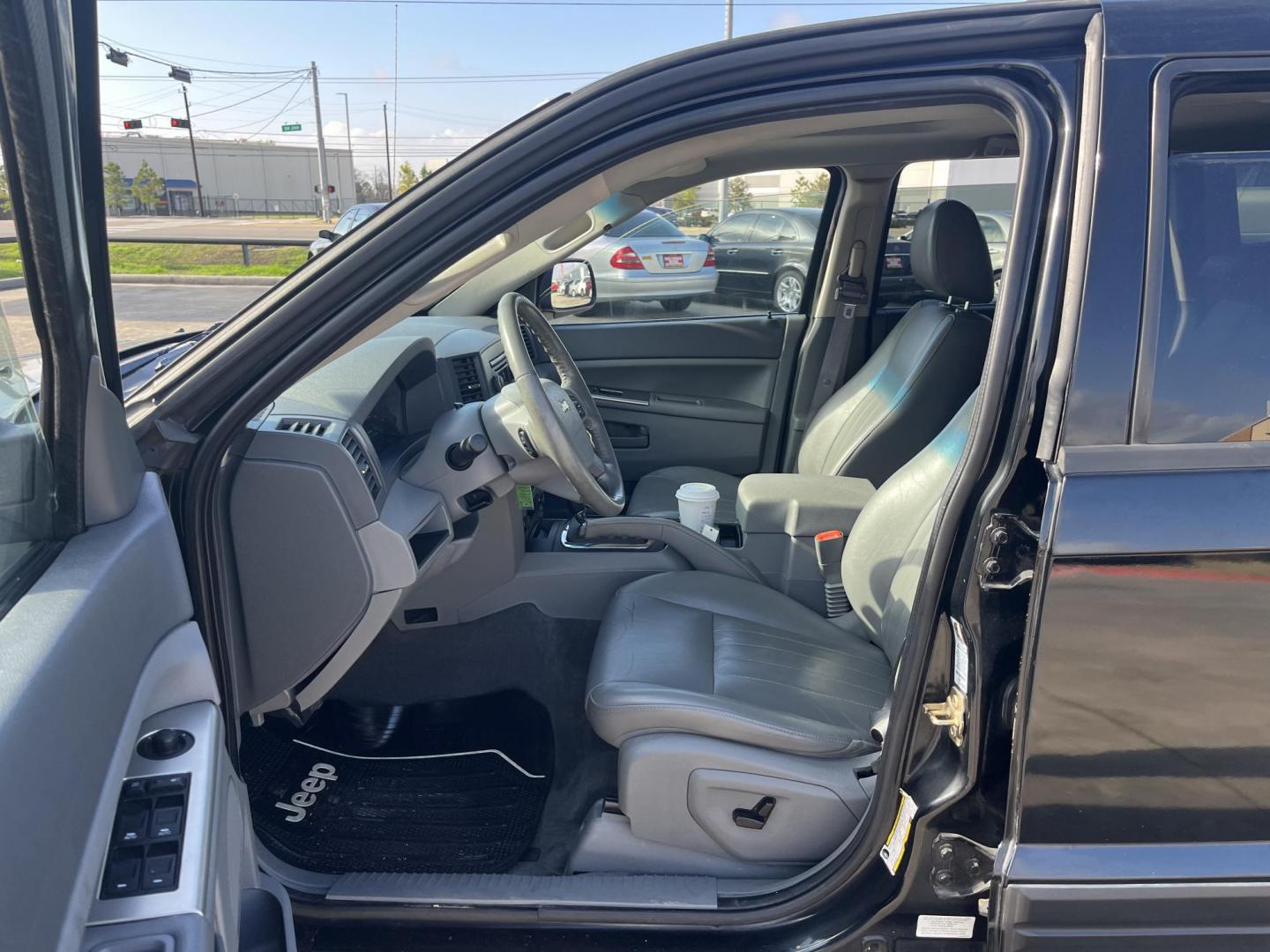 2006 black /black Jeep Grand Cherokee Laredo 2WD (1J4HS48N56C) with an 4.7L V8 SOHC 16V engine, 5-Speed Automatic Overdrive transmission, located at 14700 Tomball Parkway 249, Houston, TX, 77086, (281) 444-2200, 29.928619, -95.504074 - Photo#8