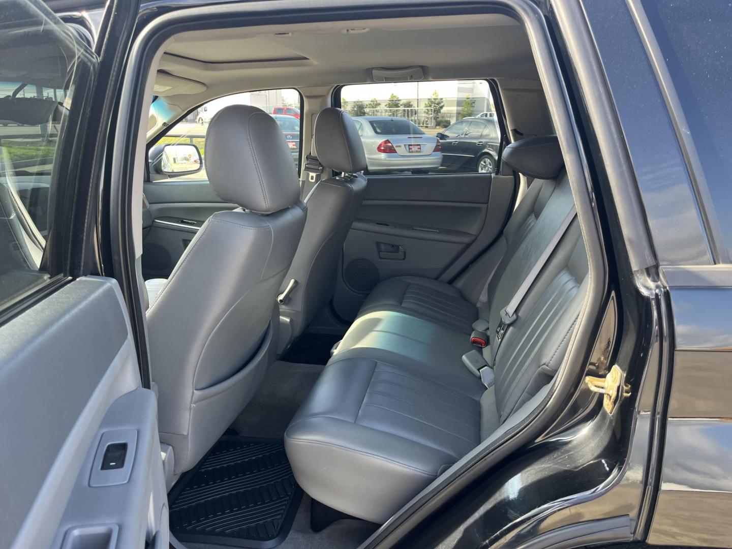 2006 black /black Jeep Grand Cherokee Laredo 2WD (1J4HS48N56C) with an 4.7L V8 SOHC 16V engine, 5-Speed Automatic Overdrive transmission, located at 14700 Tomball Parkway 249, Houston, TX, 77086, (281) 444-2200, 29.928619, -95.504074 - Photo#9