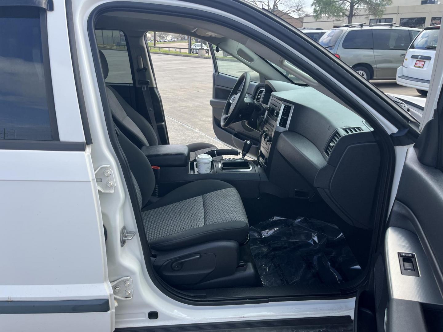 2009 white /gray5 Jeep Grand Cherokee Laredo 2WD (1J8GS48K39C) with an 3.7L V6 SOHC 12V engine, 5-Speed Automatic transmission, located at 14700 Tomball Parkway 249, Houston, TX, 77086, (281) 444-2200, 29.928619, -95.504074 - Photo#10