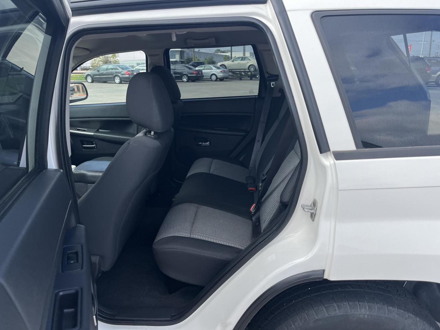 2009 white /gray5 Jeep Grand Cherokee Laredo 2WD (1J8GS48K39C) with an 3.7L V6 SOHC 12V engine, 5-Speed Automatic transmission, located at 14700 Tomball Parkway 249, Houston, TX, 77086, (281) 444-2200, 29.928619, -95.504074 - Photo#11