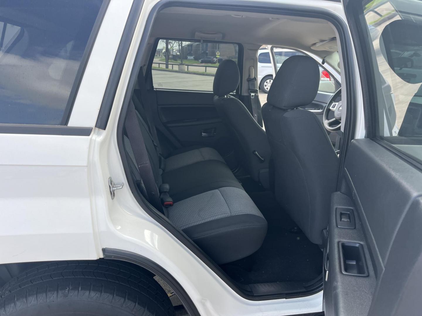 2009 white /gray5 Jeep Grand Cherokee Laredo 2WD (1J8GS48K39C) with an 3.7L V6 SOHC 12V engine, 5-Speed Automatic transmission, located at 14700 Tomball Parkway 249, Houston, TX, 77086, (281) 444-2200, 29.928619, -95.504074 - Photo#12