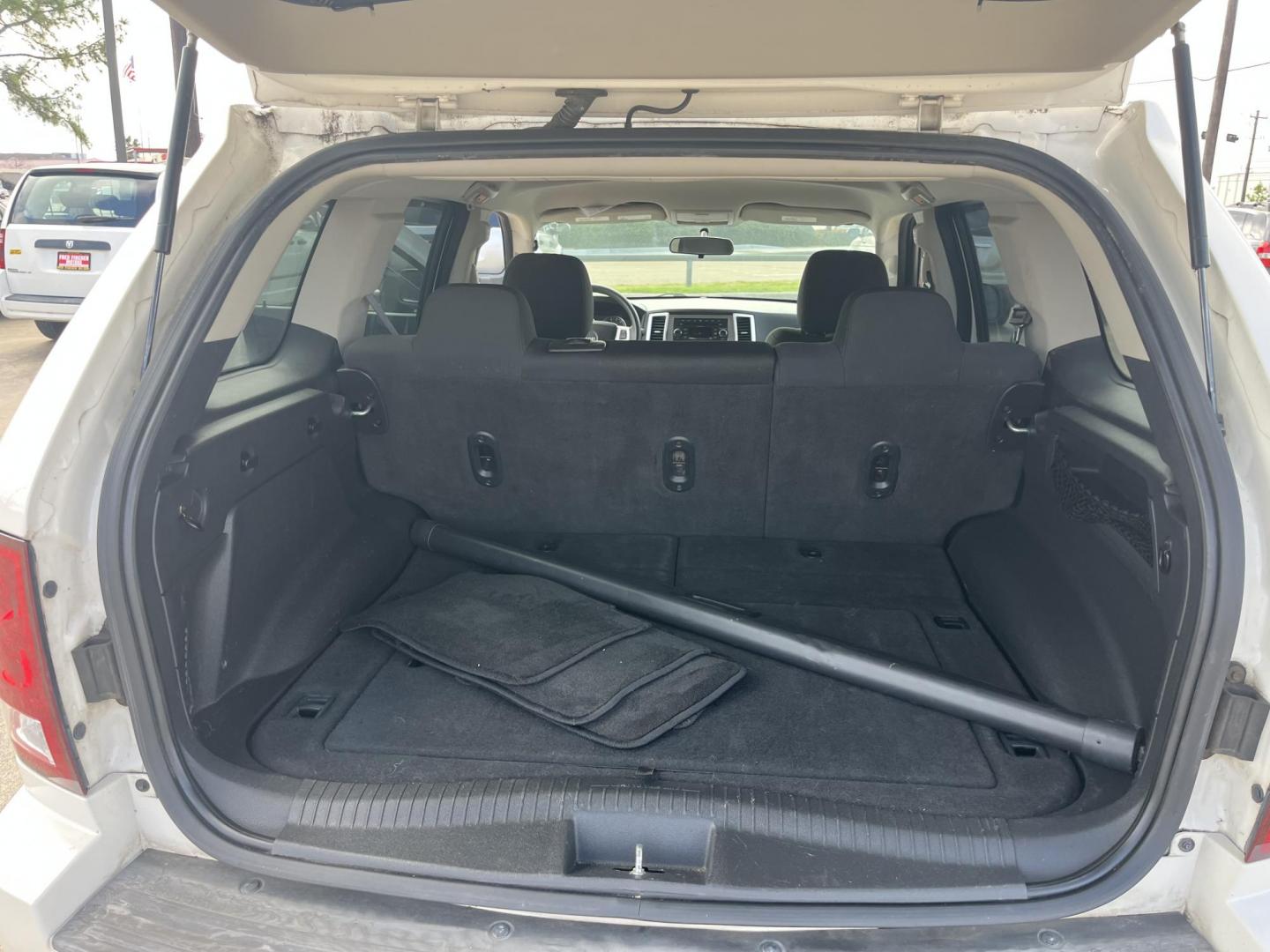2009 white /gray5 Jeep Grand Cherokee Laredo 2WD (1J8GS48K39C) with an 3.7L V6 SOHC 12V engine, 5-Speed Automatic transmission, located at 14700 Tomball Parkway 249, Houston, TX, 77086, (281) 444-2200, 29.928619, -95.504074 - Photo#13