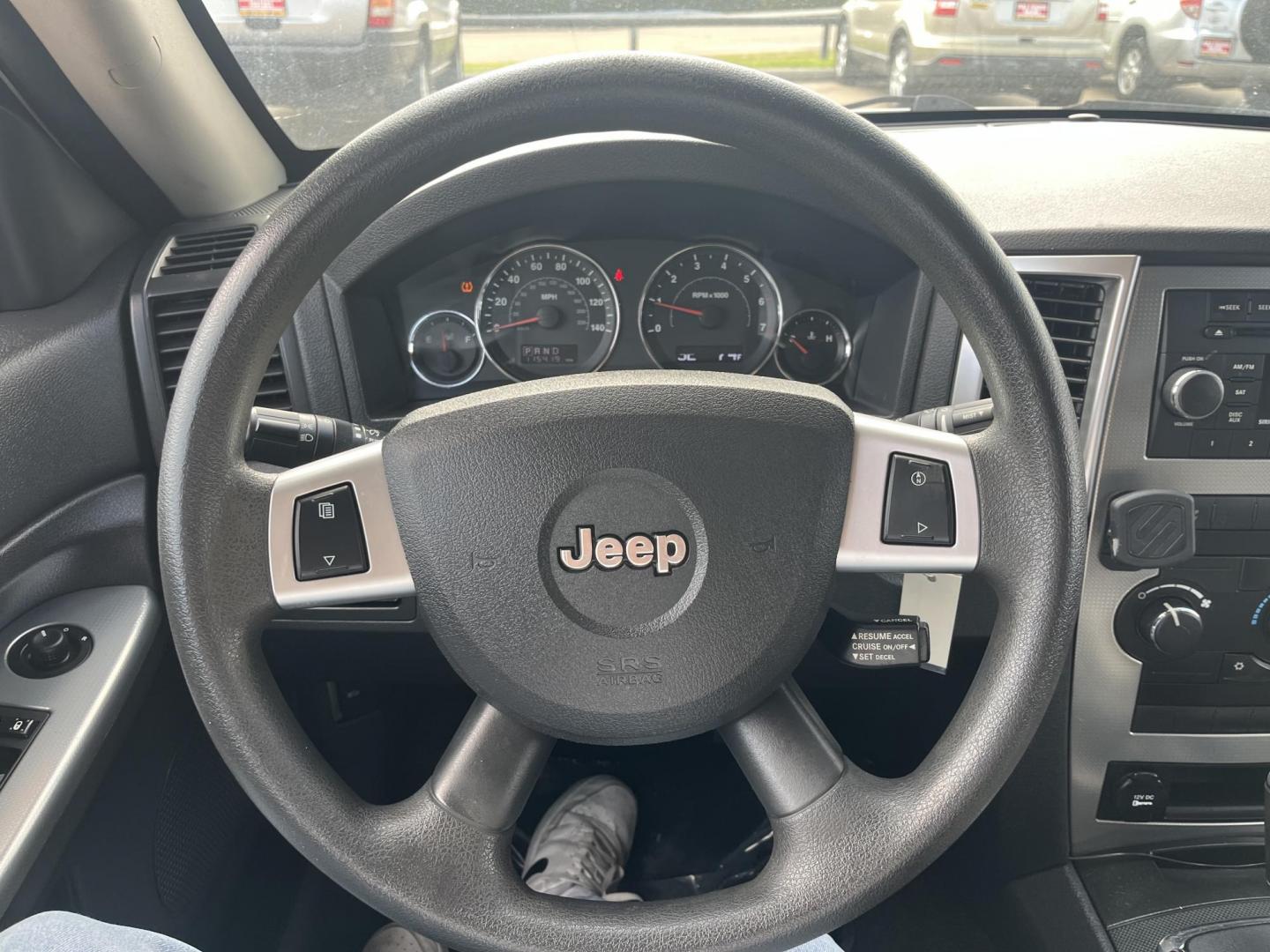 2009 white /gray5 Jeep Grand Cherokee Laredo 2WD (1J8GS48K39C) with an 3.7L V6 SOHC 12V engine, 5-Speed Automatic transmission, located at 14700 Tomball Parkway 249, Houston, TX, 77086, (281) 444-2200, 29.928619, -95.504074 - Photo#16
