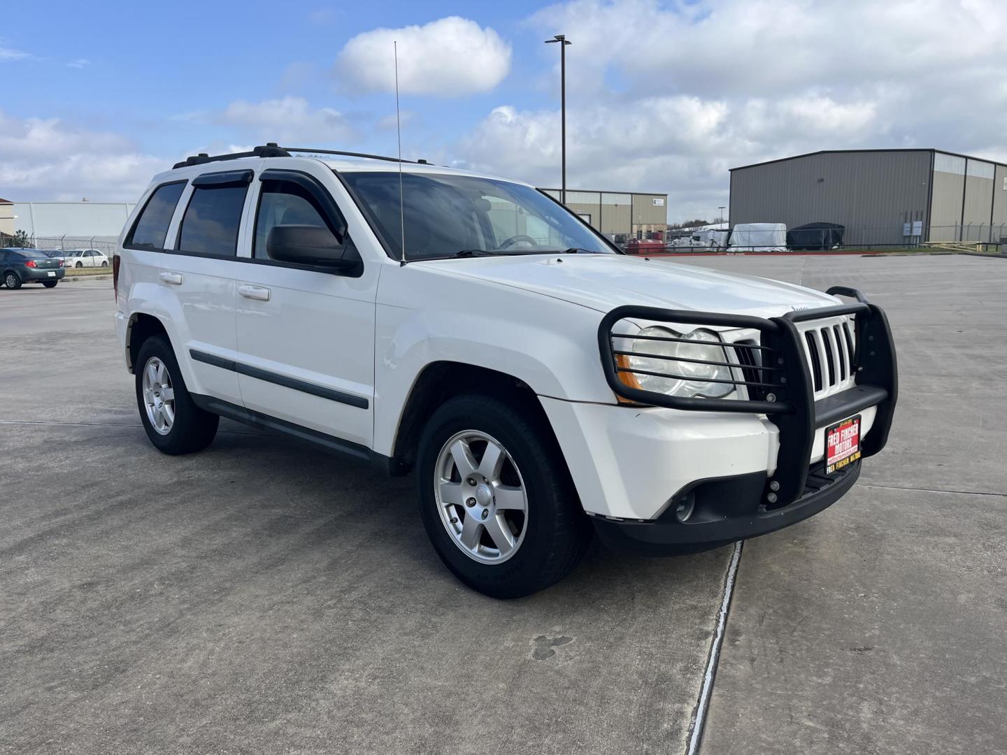2009 white /gray5 Jeep Grand Cherokee Laredo 2WD (1J8GS48K39C) with an 3.7L V6 SOHC 12V engine, 5-Speed Automatic transmission, located at 14700 Tomball Parkway 249, Houston, TX, 77086, (281) 444-2200, 29.928619, -95.504074 - Photo#0
