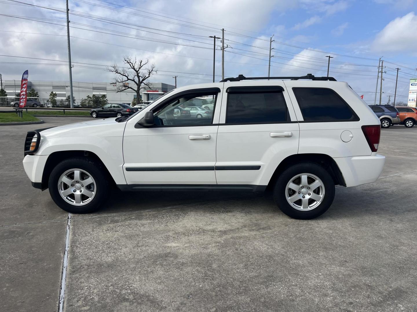 2009 white /gray5 Jeep Grand Cherokee Laredo 2WD (1J8GS48K39C) with an 3.7L V6 SOHC 12V engine, 5-Speed Automatic transmission, located at 14700 Tomball Parkway 249, Houston, TX, 77086, (281) 444-2200, 29.928619, -95.504074 - Photo#3
