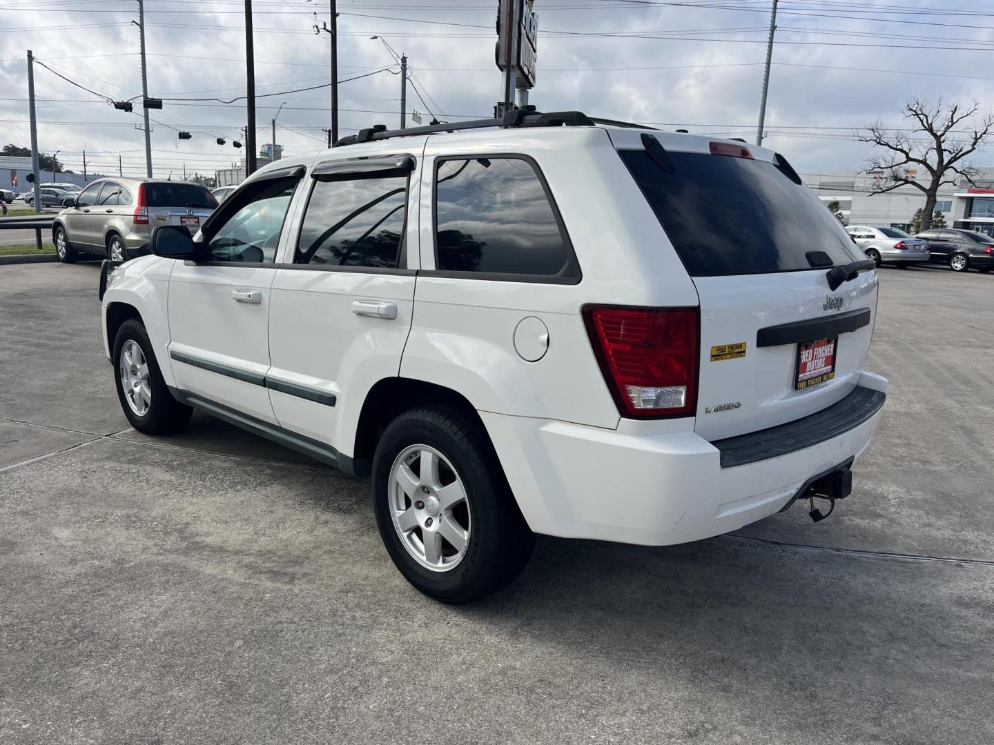 2009 white /gray5 Jeep Grand Cherokee Laredo 2WD (1J8GS48K39C) with an 3.7L V6 SOHC 12V engine, 5-Speed Automatic transmission, located at 14700 Tomball Parkway 249, Houston, TX, 77086, (281) 444-2200, 29.928619, -95.504074 - Photo#4