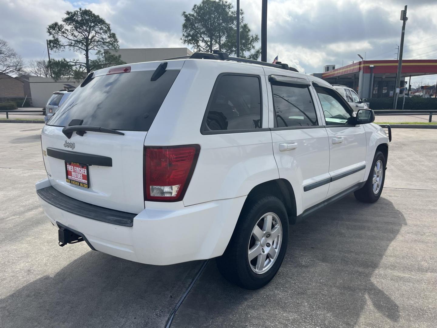 2009 white /gray5 Jeep Grand Cherokee Laredo 2WD (1J8GS48K39C) with an 3.7L V6 SOHC 12V engine, 5-Speed Automatic transmission, located at 14700 Tomball Parkway 249, Houston, TX, 77086, (281) 444-2200, 29.928619, -95.504074 - Photo#5