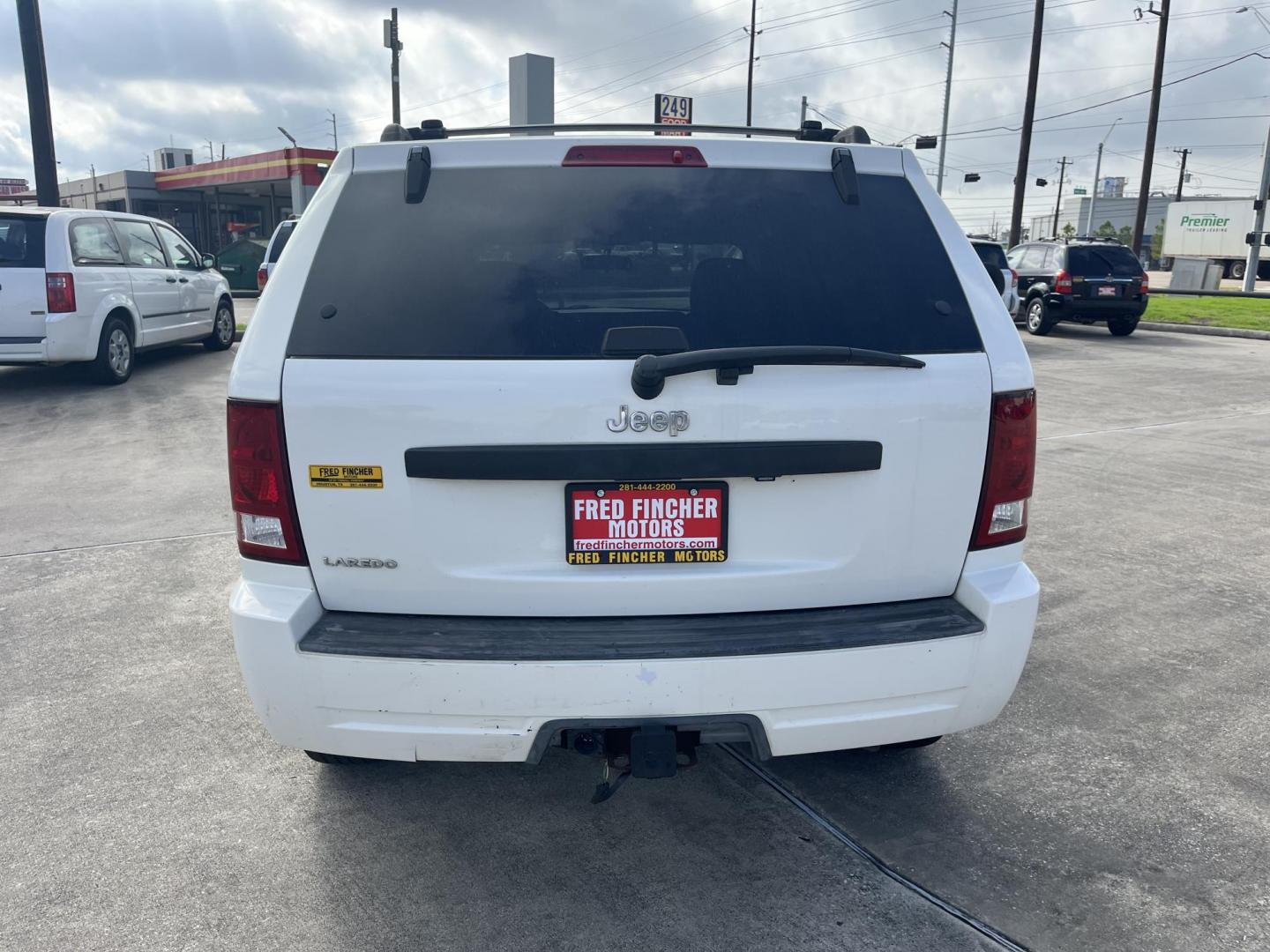 2009 white /gray5 Jeep Grand Cherokee Laredo 2WD (1J8GS48K39C) with an 3.7L V6 SOHC 12V engine, 5-Speed Automatic transmission, located at 14700 Tomball Parkway 249, Houston, TX, 77086, (281) 444-2200, 29.928619, -95.504074 - Photo#6