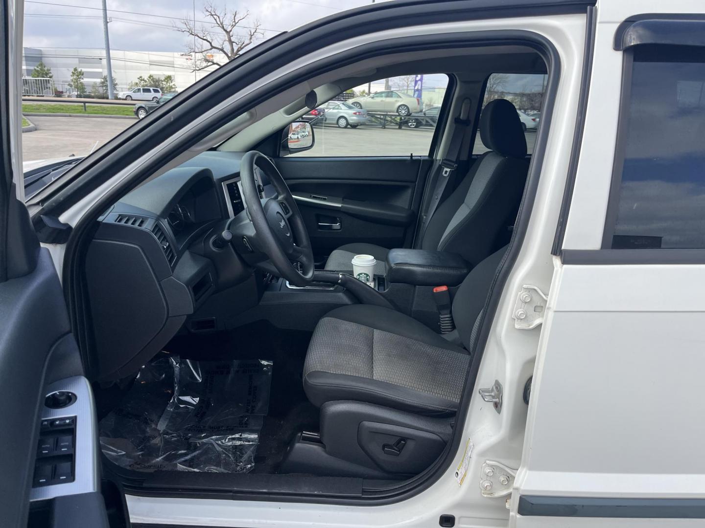2009 white /gray5 Jeep Grand Cherokee Laredo 2WD (1J8GS48K39C) with an 3.7L V6 SOHC 12V engine, 5-Speed Automatic transmission, located at 14700 Tomball Parkway 249, Houston, TX, 77086, (281) 444-2200, 29.928619, -95.504074 - Photo#8