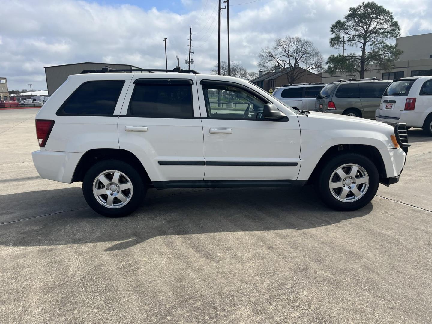 2009 white /gray5 Jeep Grand Cherokee Laredo 2WD (1J8GS48K39C) with an 3.7L V6 SOHC 12V engine, 5-Speed Automatic transmission, located at 14700 Tomball Parkway 249, Houston, TX, 77086, (281) 444-2200, 29.928619, -95.504074 - Photo#7