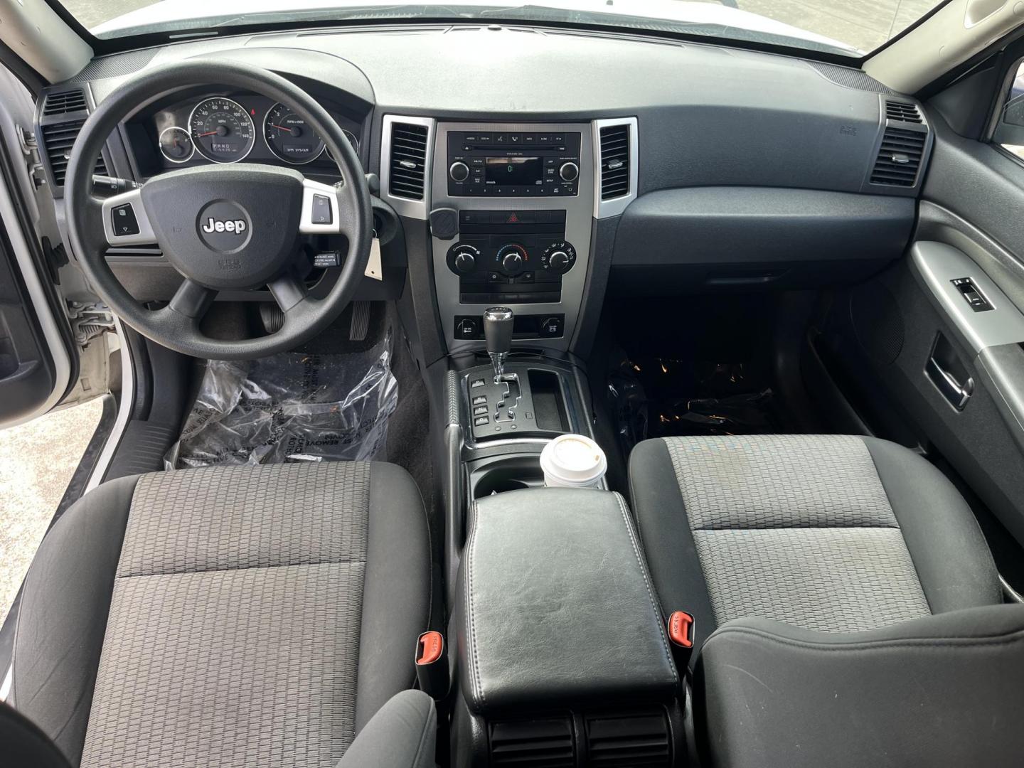 2009 white /gray5 Jeep Grand Cherokee Laredo 2WD (1J8GS48K39C) with an 3.7L V6 SOHC 12V engine, 5-Speed Automatic transmission, located at 14700 Tomball Parkway 249, Houston, TX, 77086, (281) 444-2200, 29.928619, -95.504074 - Photo#9