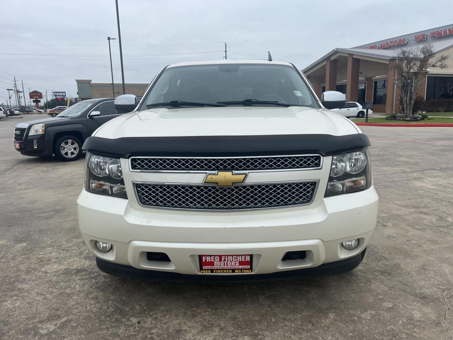 2011 white /black Chevrolet Suburban LTZ 1500 4WD (1GNSKKE37BR) with an 5.3L V8 OHV 16V FFV engine, 4-Speed Automatic transmission, located at 14700 Tomball Parkway 249, Houston, TX, 77086, (281) 444-2200, 29.928619, -95.504074 - Photo#1