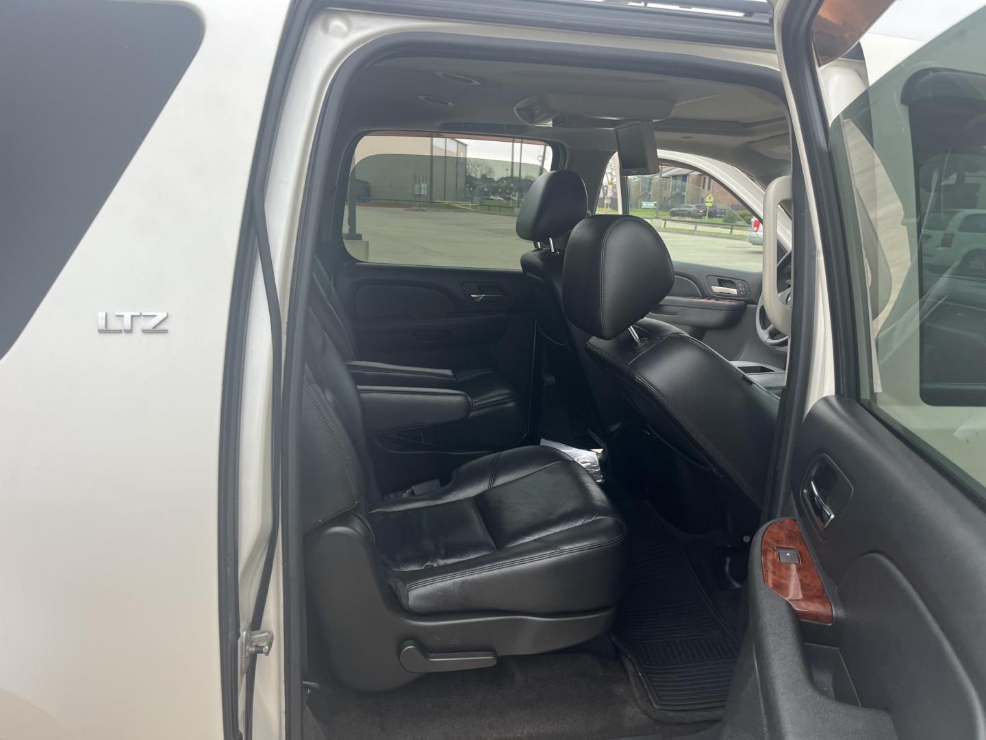 2011 white /black Chevrolet Suburban LTZ 1500 4WD (1GNSKKE37BR) with an 5.3L V8 OHV 16V FFV engine, 4-Speed Automatic transmission, located at 14700 Tomball Parkway 249, Houston, TX, 77086, (281) 444-2200, 29.928619, -95.504074 - Photo#12