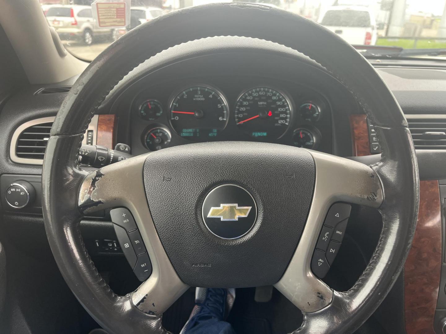 2011 white /black Chevrolet Suburban LTZ 1500 4WD (1GNSKKE37BR) with an 5.3L V8 OHV 16V FFV engine, 4-Speed Automatic transmission, located at 14700 Tomball Parkway 249, Houston, TX, 77086, (281) 444-2200, 29.928619, -95.504074 - Photo#16