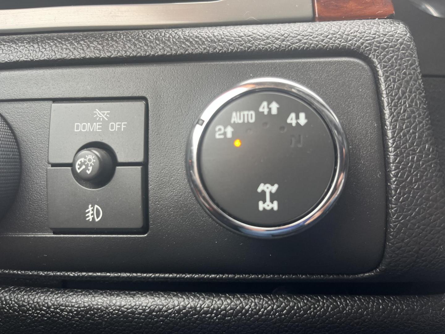 2011 white /black Chevrolet Suburban LTZ 1500 4WD (1GNSKKE37BR) with an 5.3L V8 OHV 16V FFV engine, 4-Speed Automatic transmission, located at 14700 Tomball Parkway 249, Houston, TX, 77086, (281) 444-2200, 29.928619, -95.504074 - Photo#17