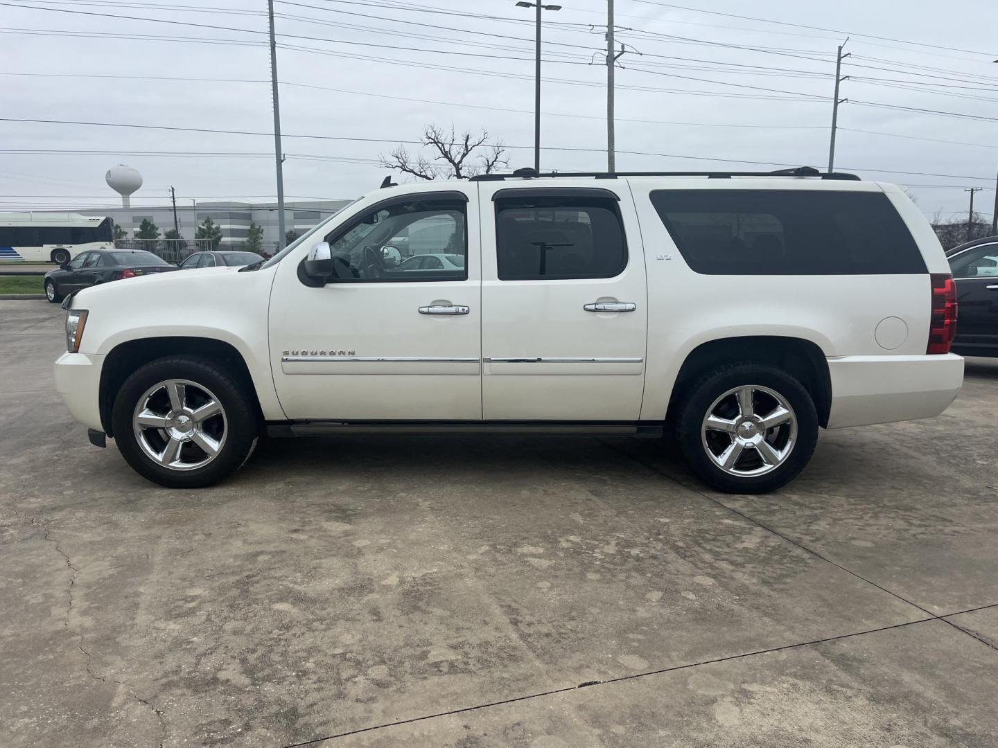 2011 white /black Chevrolet Suburban LTZ 1500 4WD (1GNSKKE37BR) with an 5.3L V8 OHV 16V FFV engine, 4-Speed Automatic transmission, located at 14700 Tomball Parkway 249, Houston, TX, 77086, (281) 444-2200, 29.928619, -95.504074 - Photo#3
