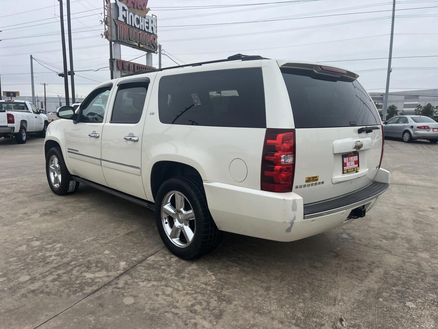 2011 white /black Chevrolet Suburban LTZ 1500 4WD (1GNSKKE37BR) with an 5.3L V8 OHV 16V FFV engine, 4-Speed Automatic transmission, located at 14700 Tomball Parkway 249, Houston, TX, 77086, (281) 444-2200, 29.928619, -95.504074 - Photo#4
