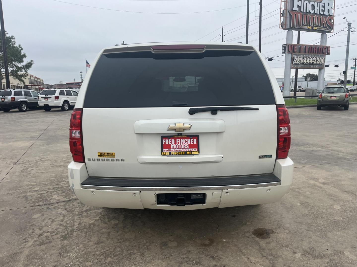 2011 white /black Chevrolet Suburban LTZ 1500 4WD (1GNSKKE37BR) with an 5.3L V8 OHV 16V FFV engine, 4-Speed Automatic transmission, located at 14700 Tomball Parkway 249, Houston, TX, 77086, (281) 444-2200, 29.928619, -95.504074 - Photo#5