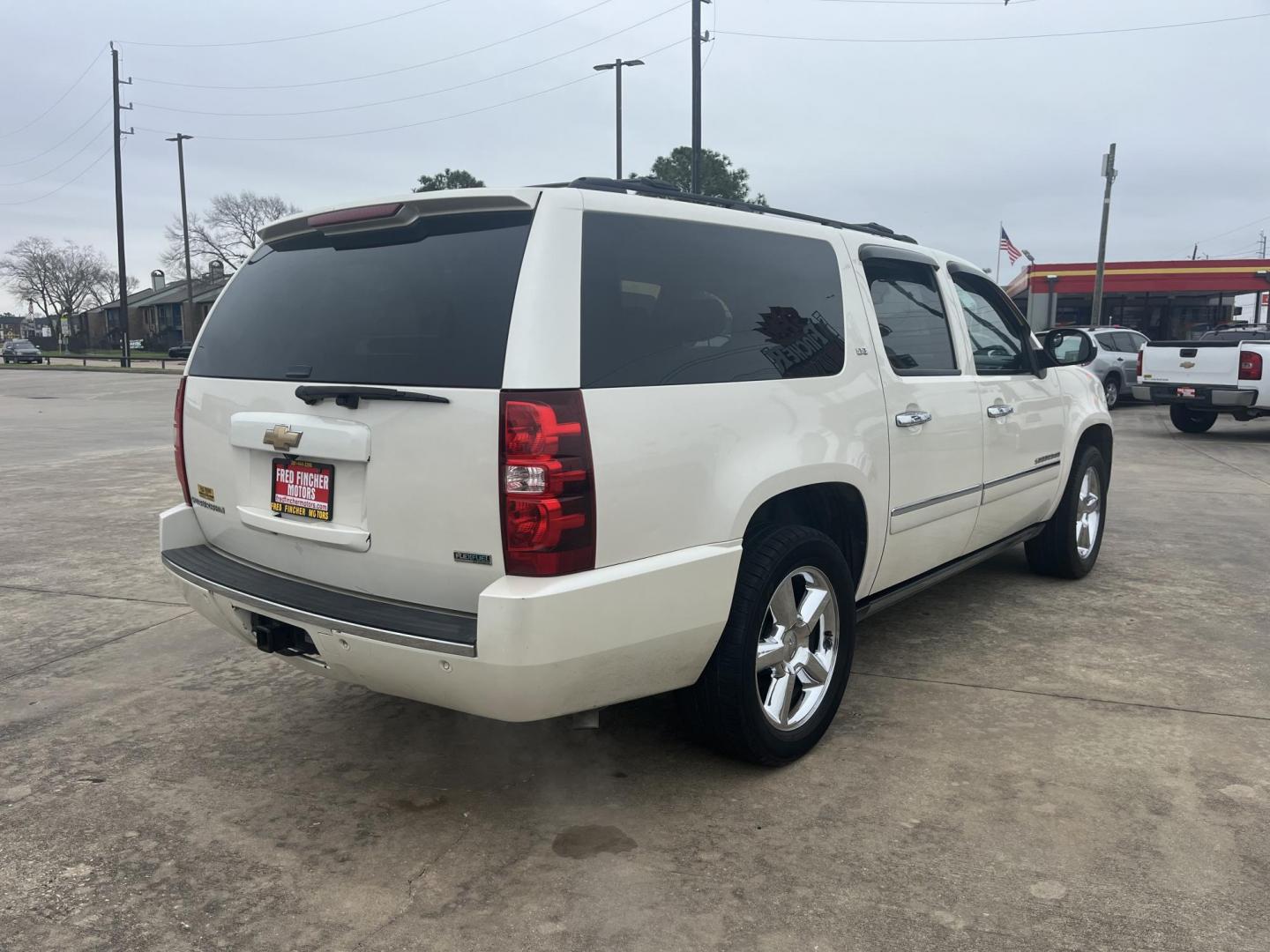 2011 white /black Chevrolet Suburban LTZ 1500 4WD (1GNSKKE37BR) with an 5.3L V8 OHV 16V FFV engine, 4-Speed Automatic transmission, located at 14700 Tomball Parkway 249, Houston, TX, 77086, (281) 444-2200, 29.928619, -95.504074 - Photo#6