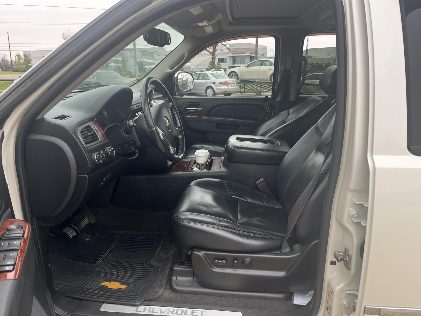 2011 white /black Chevrolet Suburban LTZ 1500 4WD (1GNSKKE37BR) with an 5.3L V8 OHV 16V FFV engine, 4-Speed Automatic transmission, located at 14700 Tomball Parkway 249, Houston, TX, 77086, (281) 444-2200, 29.928619, -95.504074 - Photo#8