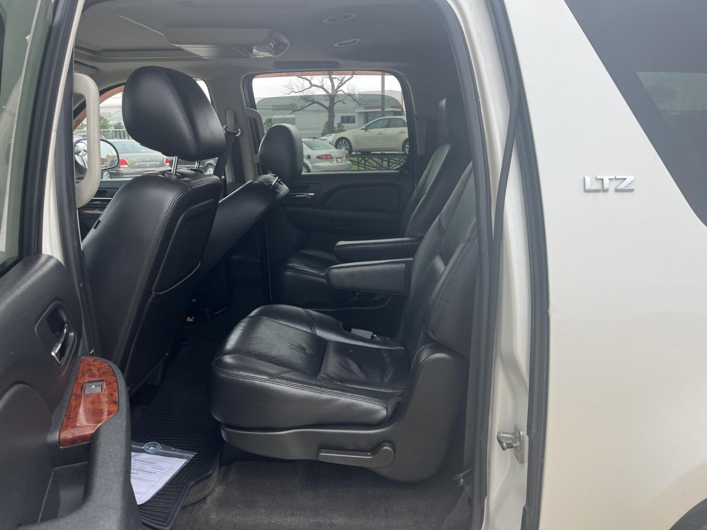 2011 white /black Chevrolet Suburban LTZ 1500 4WD (1GNSKKE37BR) with an 5.3L V8 OHV 16V FFV engine, 4-Speed Automatic transmission, located at 14700 Tomball Parkway 249, Houston, TX, 77086, (281) 444-2200, 29.928619, -95.504074 - Photo#9
