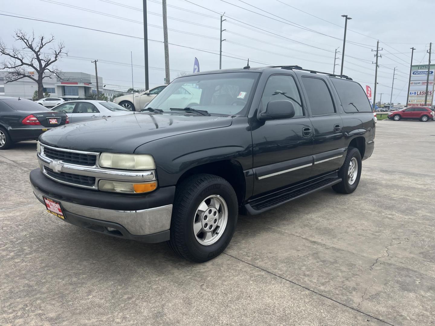 2003 GRAY /gray Chevrolet Suburban 1500 2WD (3GNEC16Z03G) with an 5.3L V8 OHV 16V FFV engine, 4-Speed Automatic Overdrive transmission, located at 14700 Tomball Parkway 249, Houston, TX, 77086, (281) 444-2200, 29.928619, -95.504074 - Photo#2