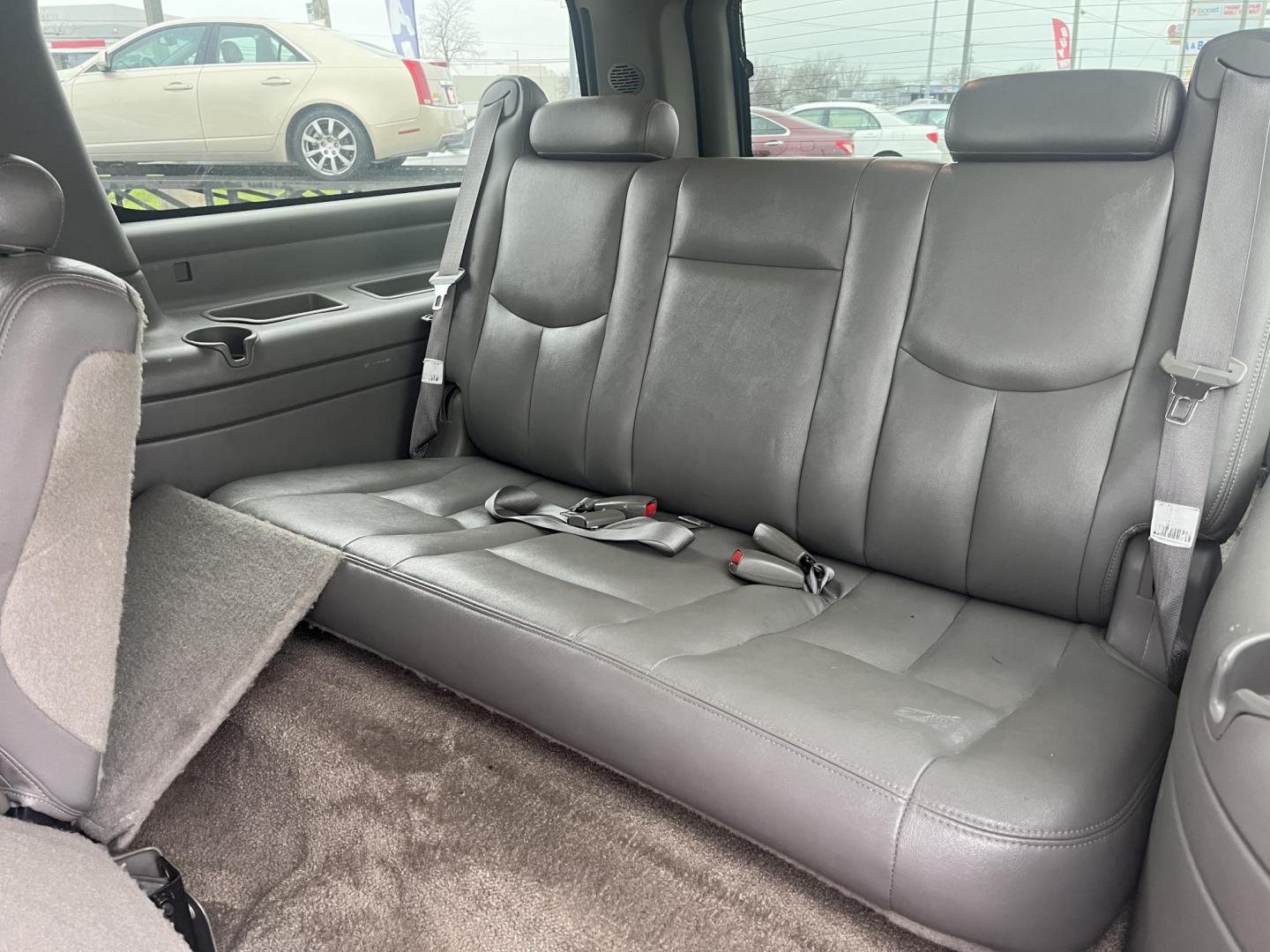 2003 GRAY /gray Chevrolet Suburban 1500 2WD (3GNEC16Z03G) with an 5.3L V8 OHV 16V FFV engine, 4-Speed Automatic Overdrive transmission, located at 14700 Tomball Parkway 249, Houston, TX, 77086, (281) 444-2200, 29.928619, -95.504074 - Photo#11