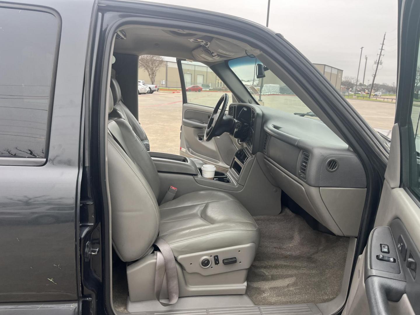 2003 GRAY /gray Chevrolet Suburban 1500 2WD (3GNEC16Z03G) with an 5.3L V8 OHV 16V FFV engine, 4-Speed Automatic Overdrive transmission, located at 14700 Tomball Parkway 249, Houston, TX, 77086, (281) 444-2200, 29.928619, -95.504074 - Photo#13