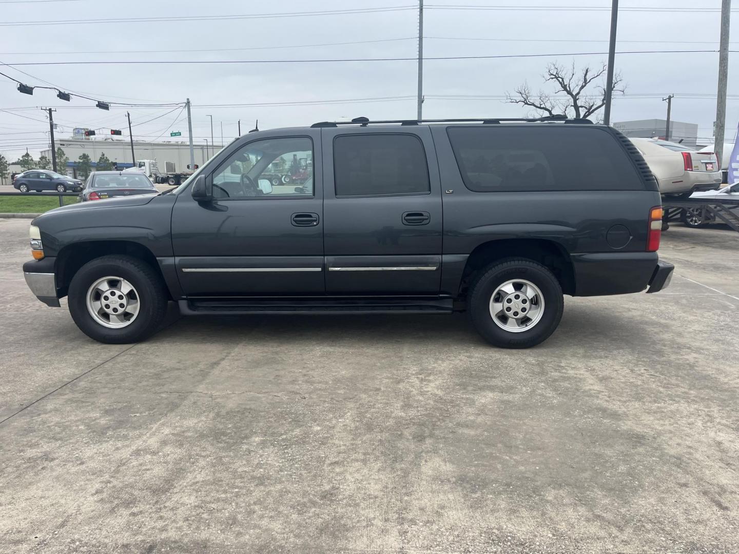 2003 GRAY /gray Chevrolet Suburban 1500 2WD (3GNEC16Z03G) with an 5.3L V8 OHV 16V FFV engine, 4-Speed Automatic Overdrive transmission, located at 14700 Tomball Parkway 249, Houston, TX, 77086, (281) 444-2200, 29.928619, -95.504074 - Photo#4
