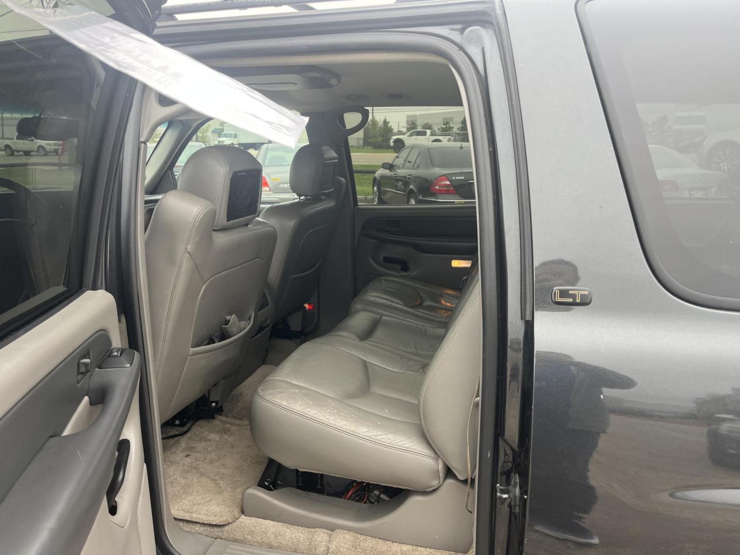 2003 GRAY /gray Chevrolet Suburban 1500 2WD (3GNEC16Z03G) with an 5.3L V8 OHV 16V FFV engine, 4-Speed Automatic Overdrive transmission, located at 14700 Tomball Parkway 249, Houston, TX, 77086, (281) 444-2200, 29.928619, -95.504074 - Photo#9