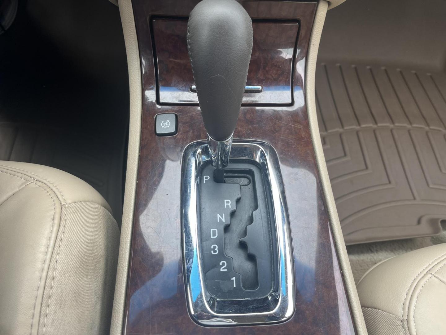 2011 white /TAN Buick Lucerne CXL Premium (1G4HJ5EMXBU) with an 3.9L V6 OHV 12V engine, 4-Speed Automatic transmission, located at 14700 Tomball Parkway 249, Houston, TX, 77086, (281) 444-2200, 29.928619, -95.504074 - Photo#14