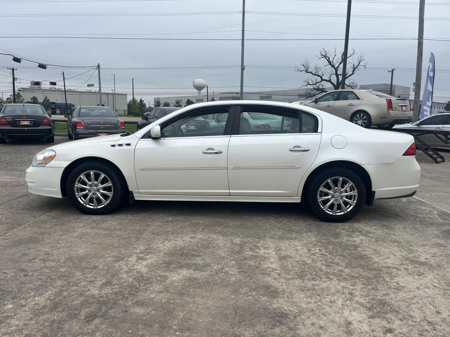 2011 white /TAN Buick Lucerne CXL Premium (1G4HJ5EMXBU) with an 3.9L V6 OHV 12V engine, 4-Speed Automatic transmission, located at 14700 Tomball Parkway 249, Houston, TX, 77086, (281) 444-2200, 29.928619, -95.504074 - Photo#3